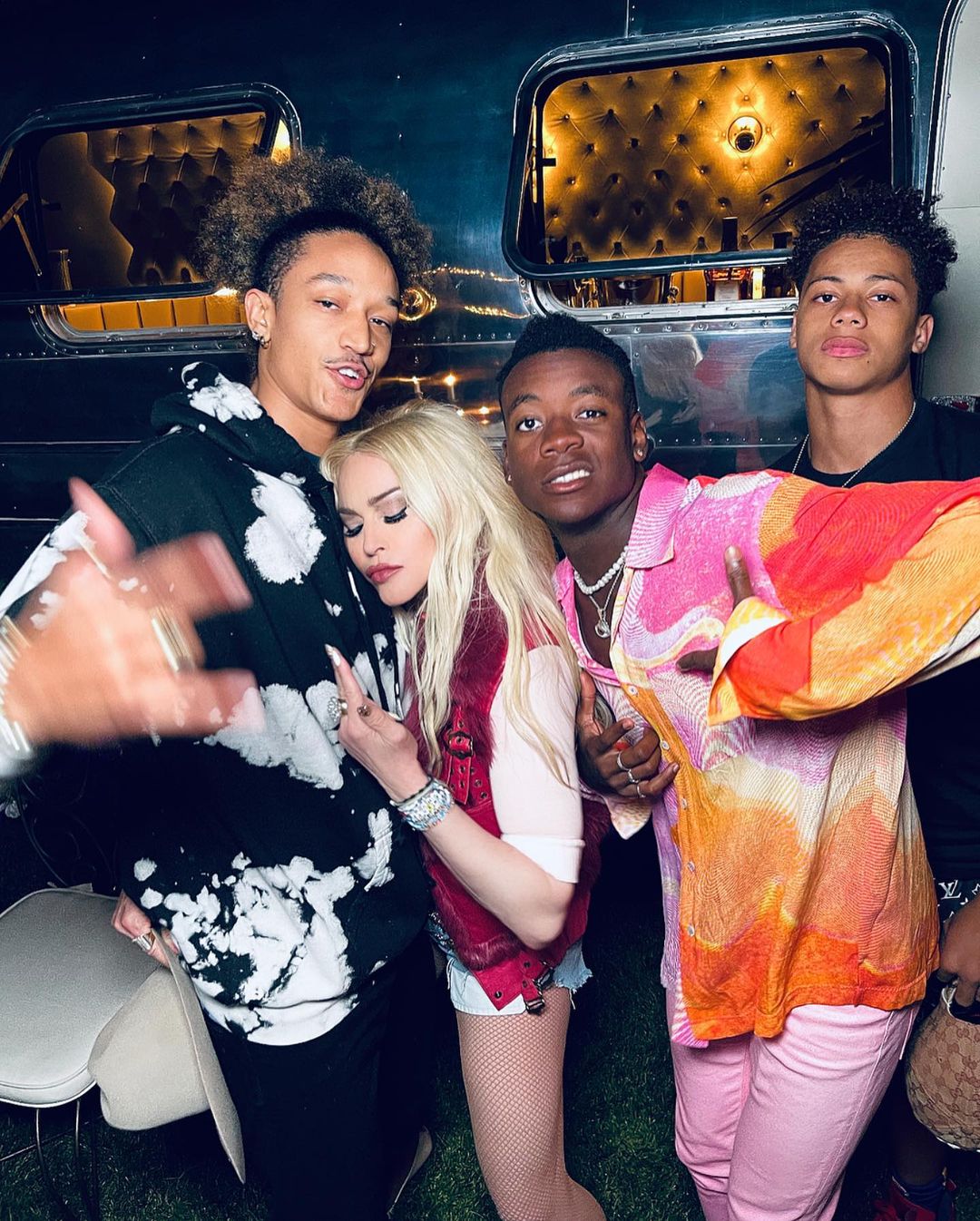 У зухвалих міні-шортах: 62-річна Мадонна запалює з молодим бойфрендом на сімейному пікніку