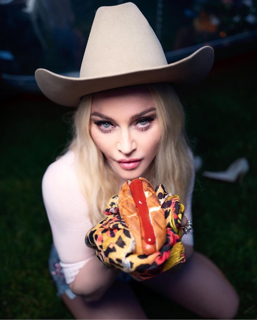 У зухвалих міні-шортах: 62-річна Мадонна запалює з молодим бойфрендом на сімейному пікніку