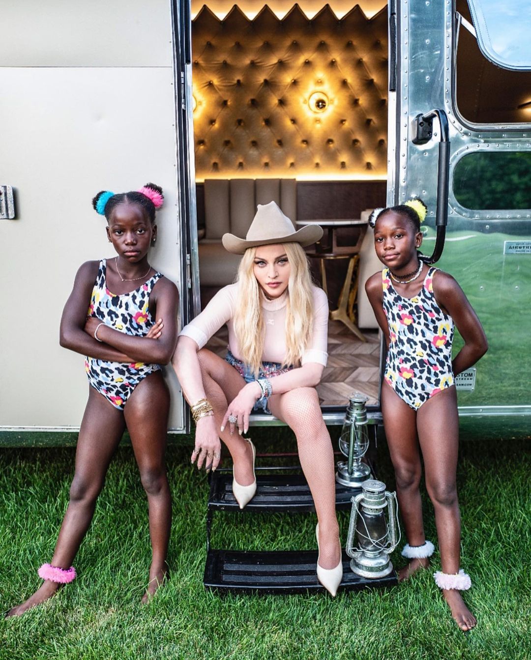 У зухвалих міні-шортах: 62-річна Мадонна запалює з молодим бойфрендом на сімейному пікніку