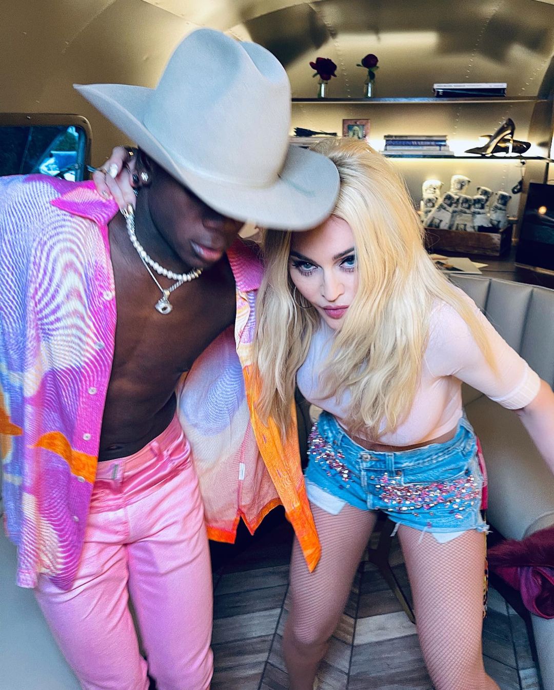 У зухвалих міні-шортах: 62-річна Мадонна запалює з молодим бойфрендом на сімейному пікніку