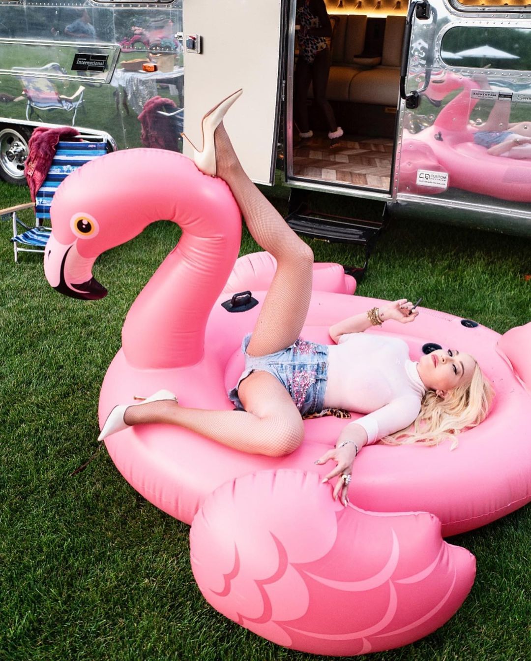 У зухвалих міні-шортах: 62-річна Мадонна запалює з молодим бойфрендом на сімейному пікніку