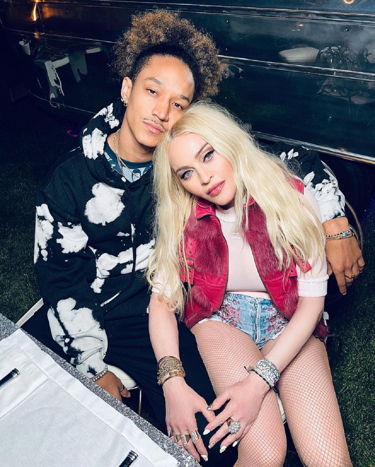 У зухвалих міні-шортах: 62-річна Мадонна запалює з молодим бойфрендом на сімейному пікніку