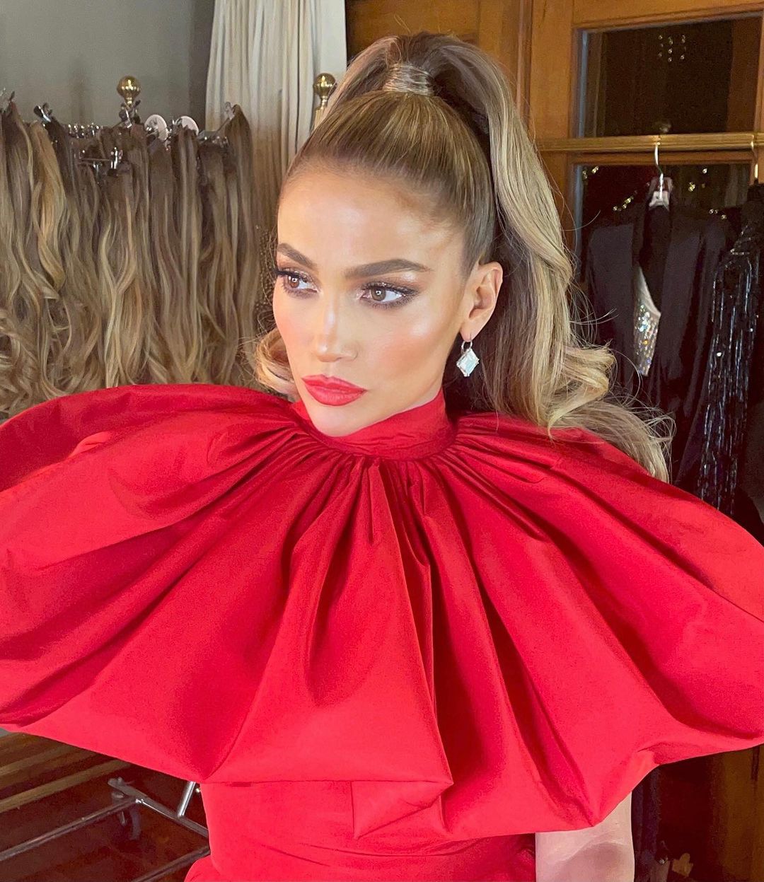 Гламурна Дюймовочка: Дженніфер Лопес вразила витонченою фігурою в розкішному образі