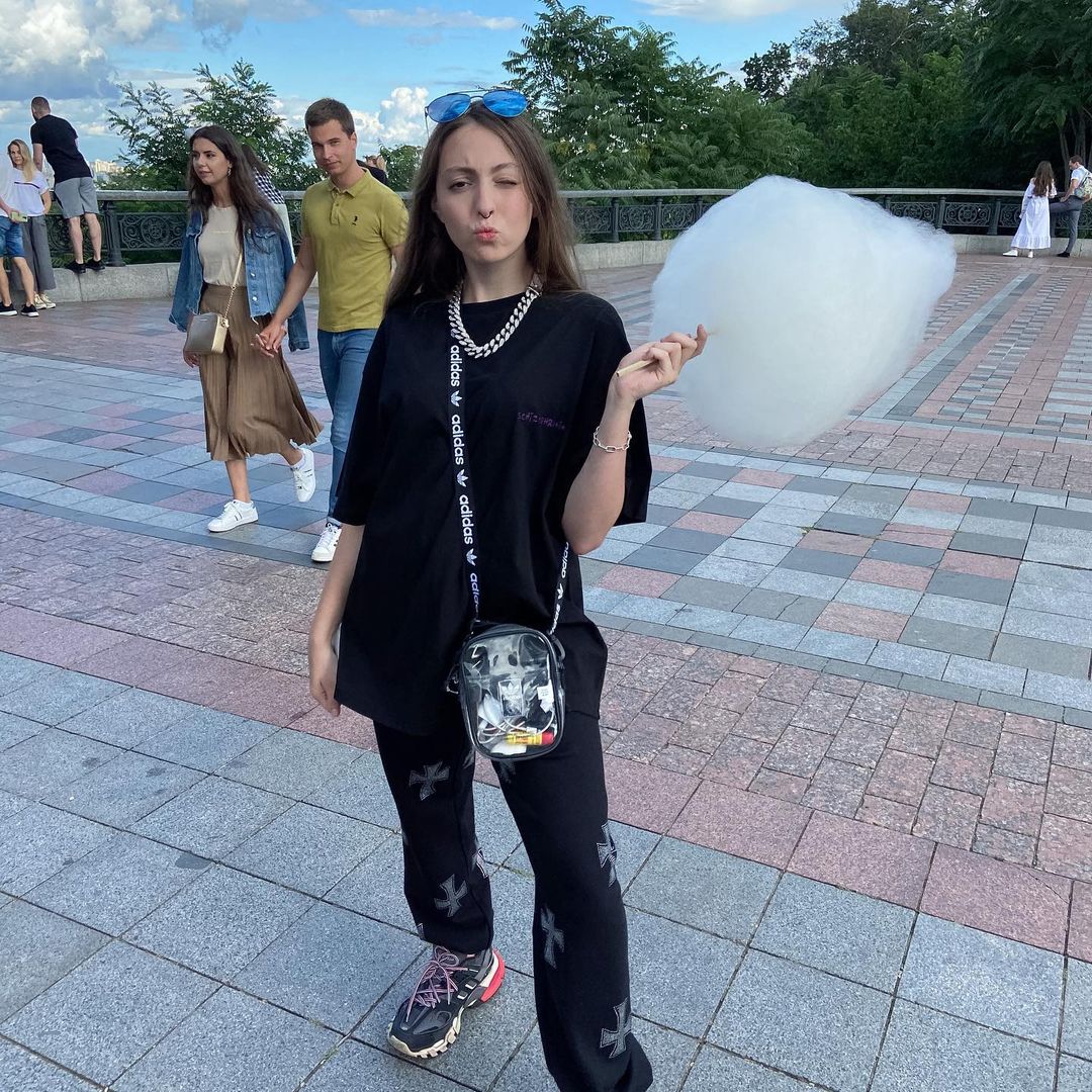 Масивний ланцюг і футболка-оверсайз: Маша Полякова захопила шанувальників стильним цибулею