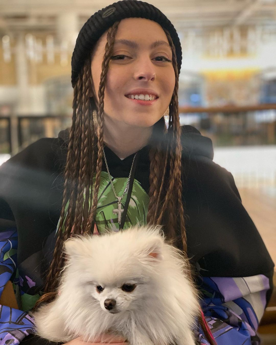 Світшот з принтом та шапка: Марія Полякова показала, як стильно одягатися в холоди