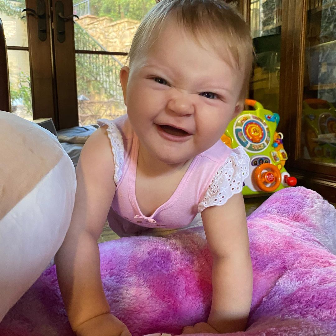 Що за красунечка! Мілла Йовович підкорила мережу новими фото молодшої дочки