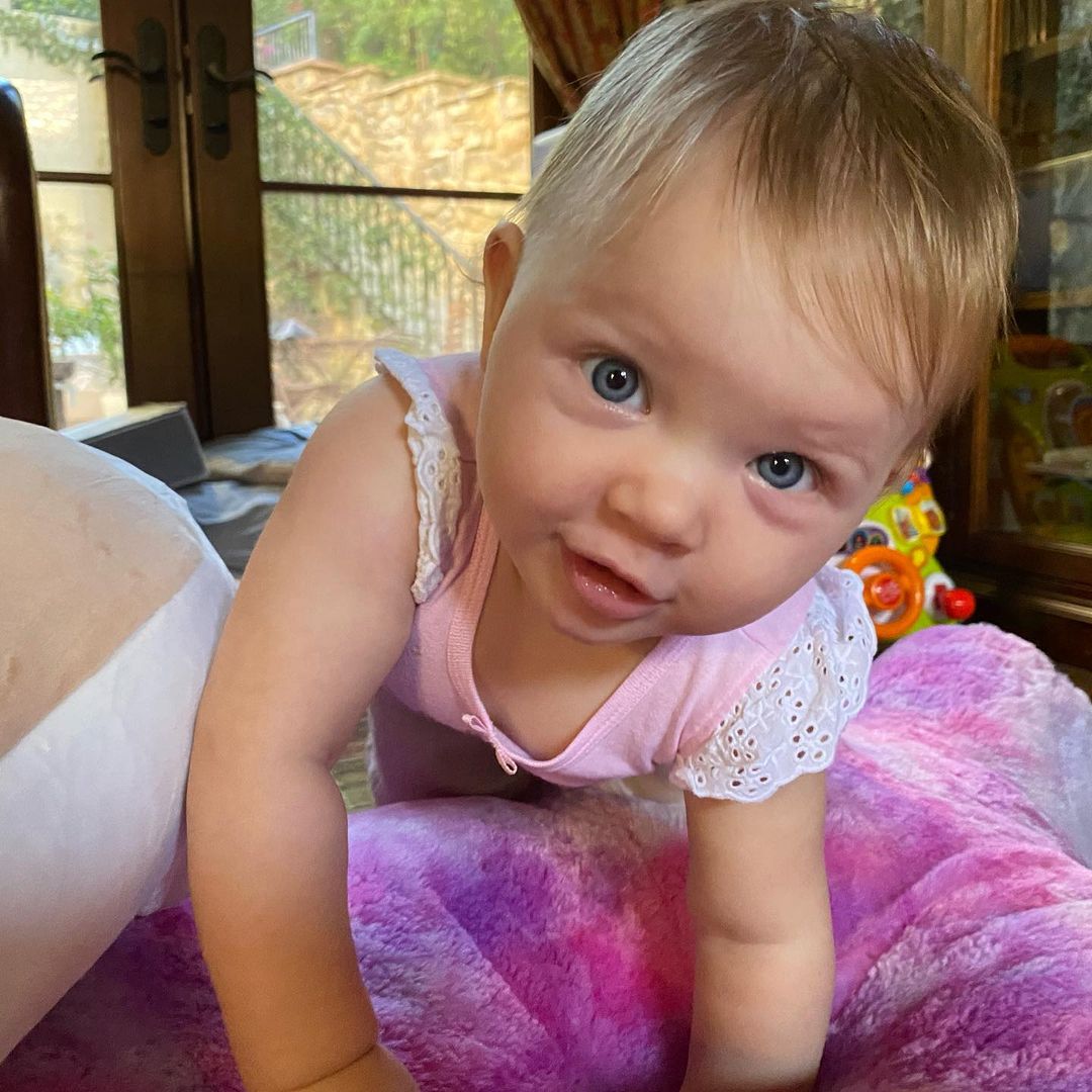 Що за красунечка! Мілла Йовович підкорила мережу новими фото молодшої дочки