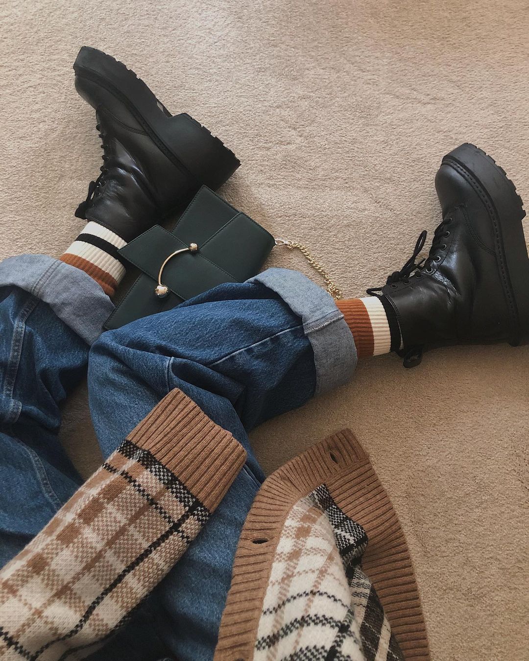 Модные образы из старых вещей: стилист рассказала, как и с чем носить одежду из прошлых сезонов