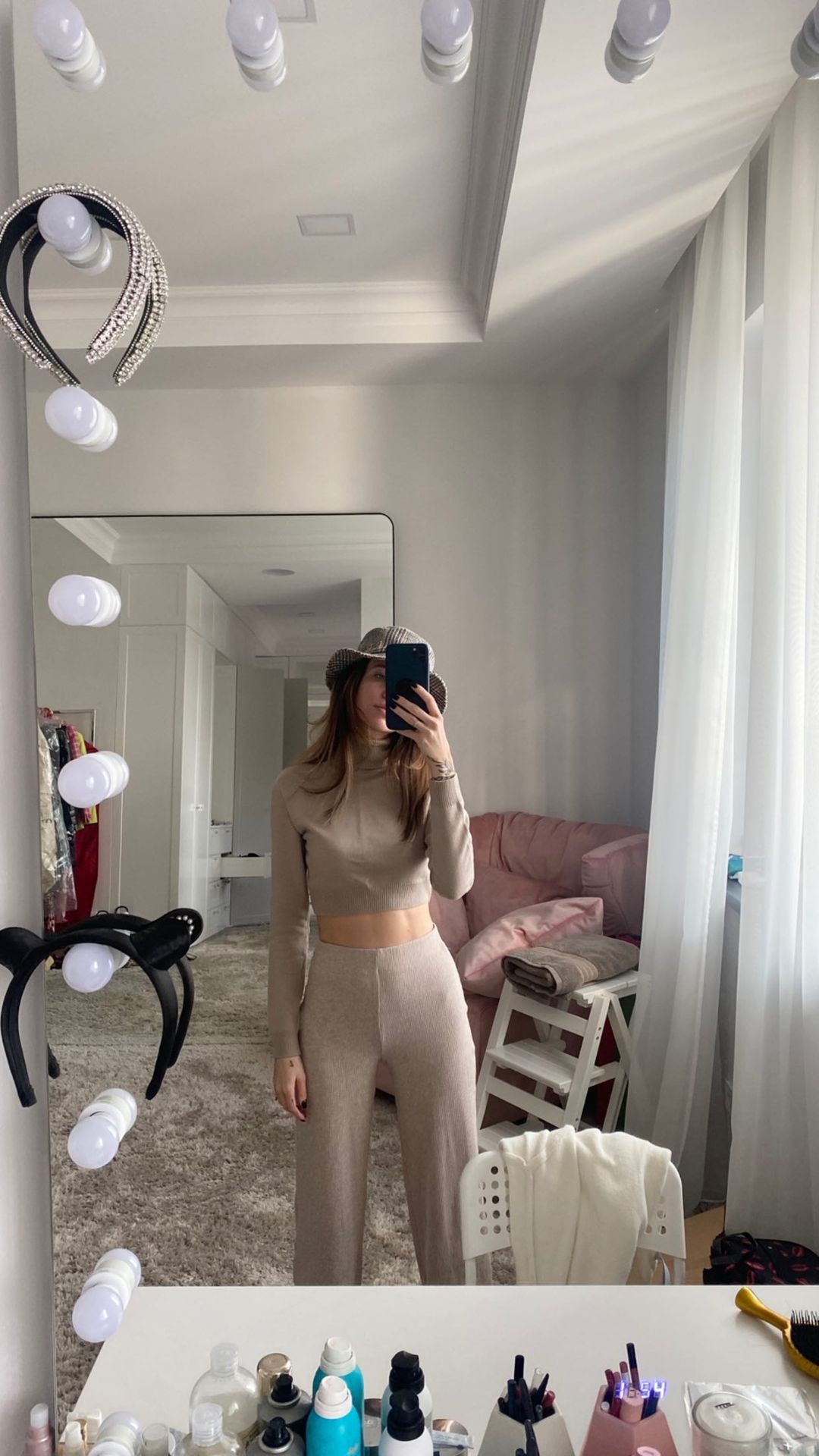 В шляпке-панамке и трендовом костюме: стильная Надя Дорофеева похвасталась идеальным прессом