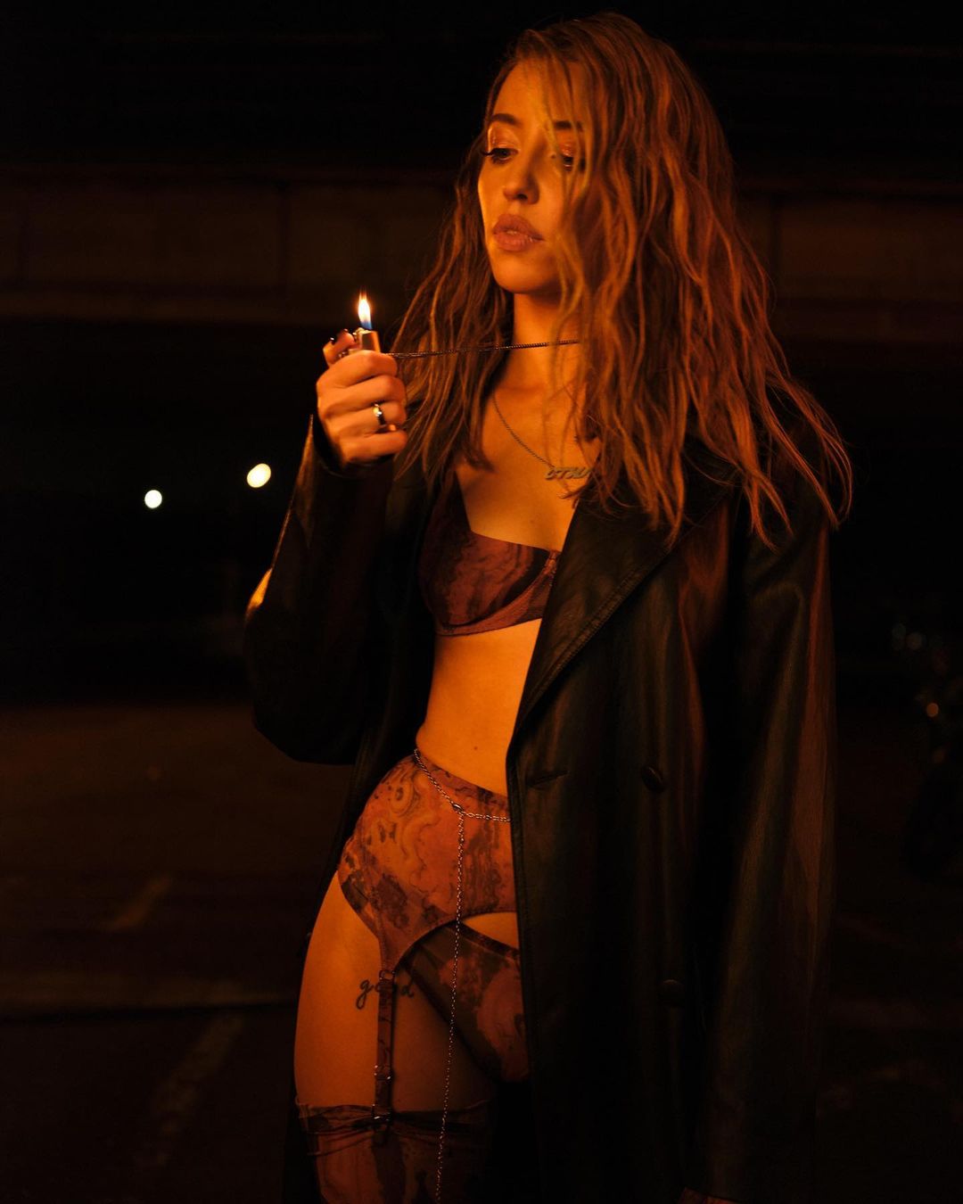 Просто ікона: Надя Дорофєєва лише у вишуканій білизні під плащем підкорила фанатів красою