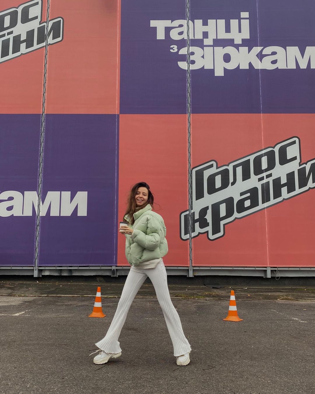 Куртка-оверсайз и расклешенные брюки: Надя Дорофеева показала, как выглядит в обычной жизни