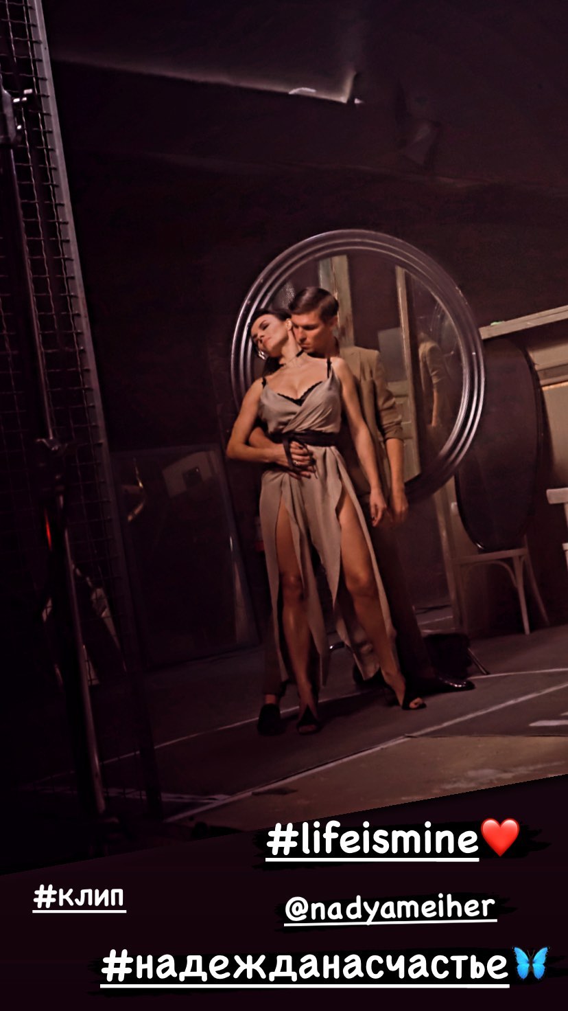 Страстная и дерзкая: Надежда Мейхер позирует на высоких каблуках и в откровенном платье с разрезами