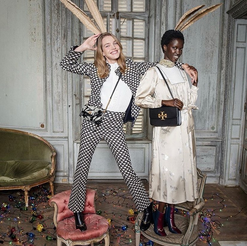 Просто и стильно: Наталья Водянова восхитила стройной фигурой в самом модном костюме зимы