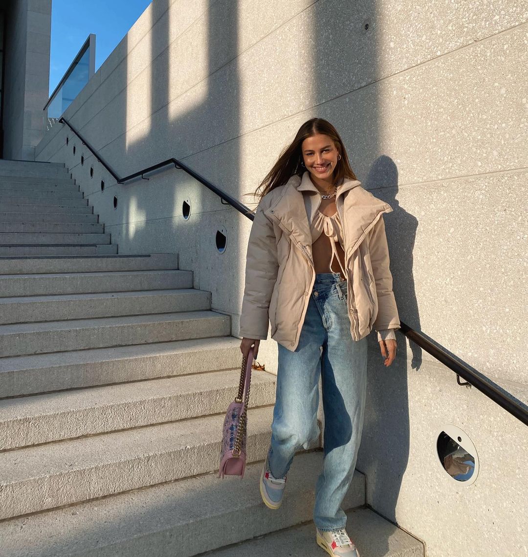 Уроки стиля: Хейли Бибер, Белла Хадид, Эмили Ратаковски и другие звезды учат носить пуховики