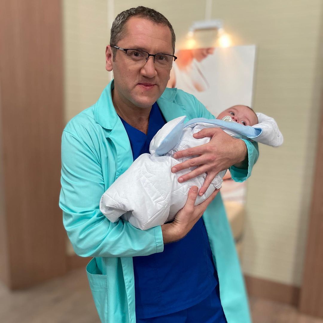 Украинский актер развелся после 17 лет брака и признался в измене: дети это видели