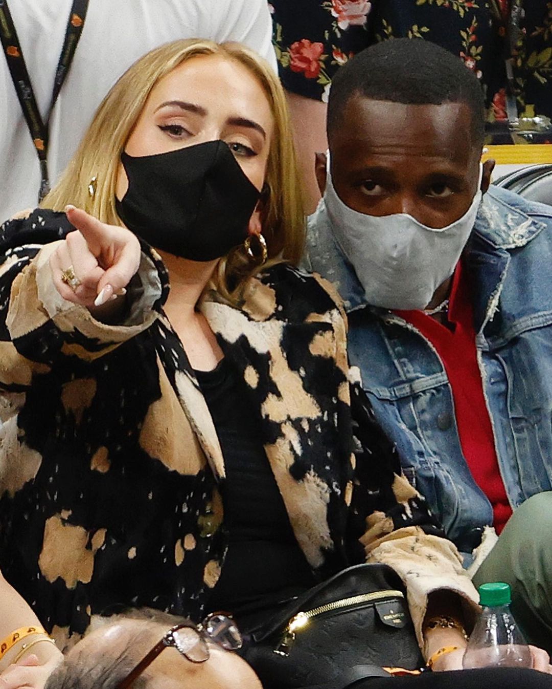 У легінсах і на шпильках: Адель захопила стрункою фігурою в стильному вбранні