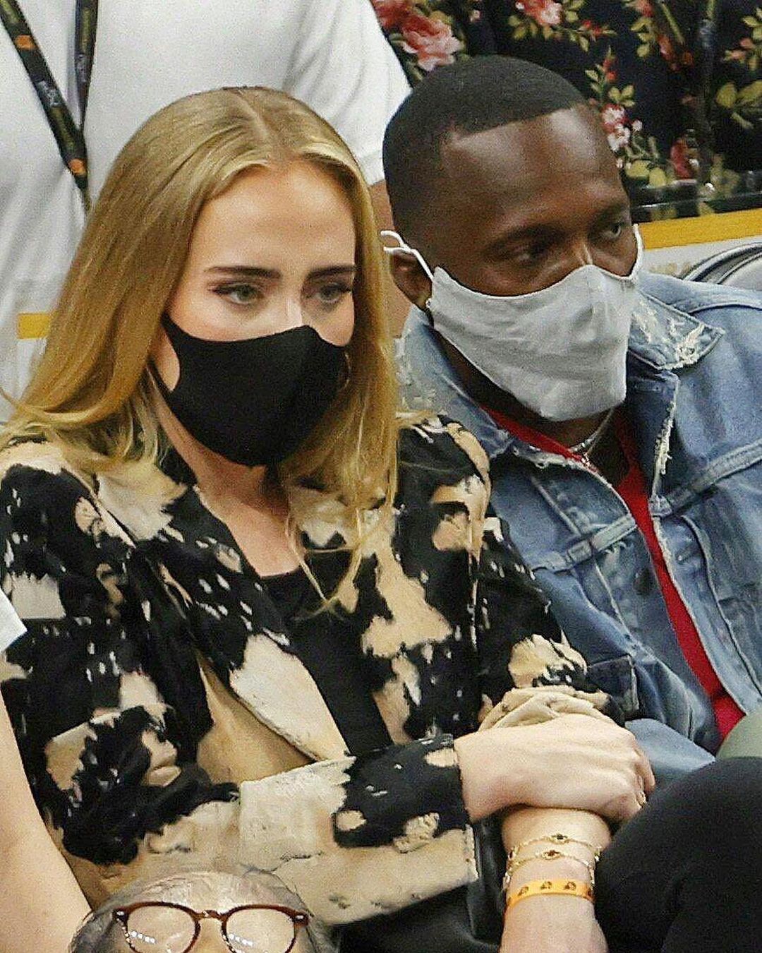 У легінсах і на шпильках: Адель захопила стрункою фігурою в стильному вбранні