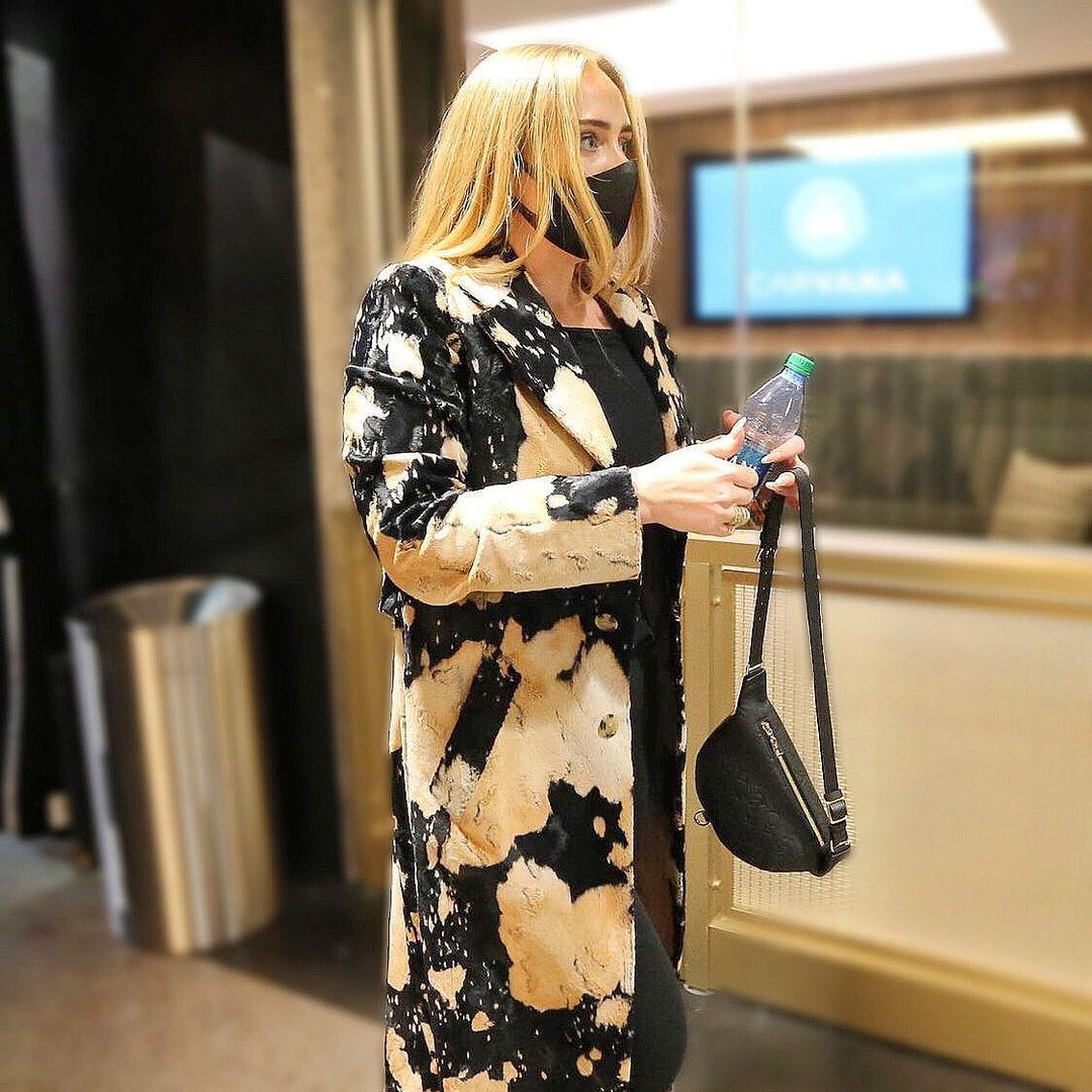 У легінсах і на шпильках: Адель захопила стрункою фігурою в стильному вбранні