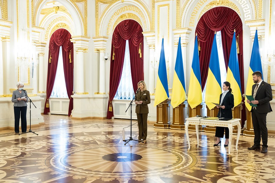 Лаконично и стильно: Елена Зеленская в модном брючном костюме покорила сеть