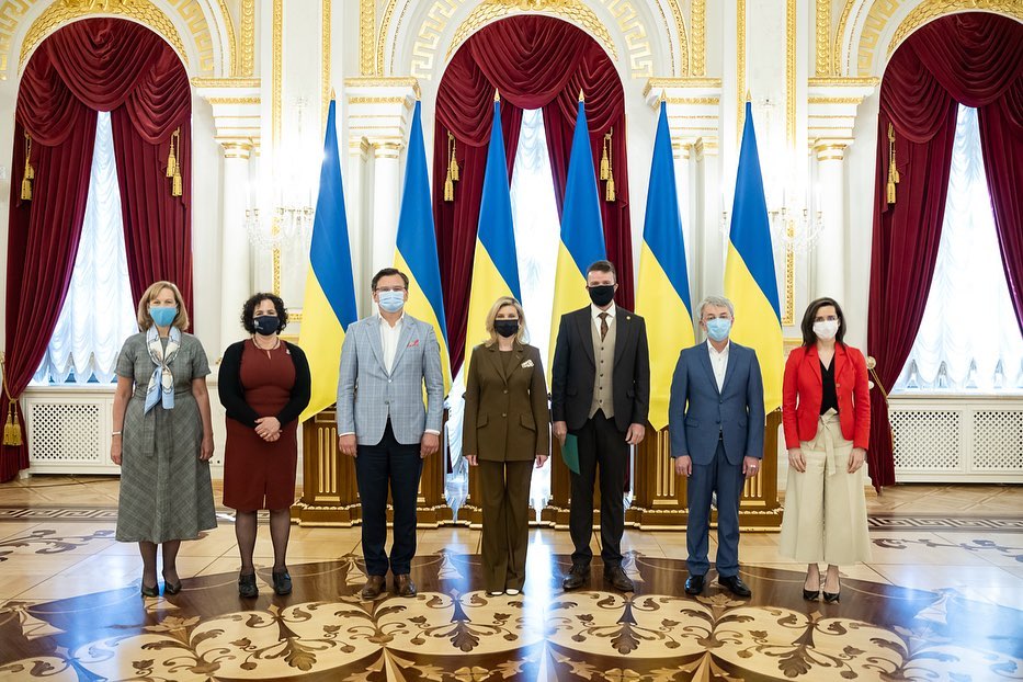 Лаконично и стильно: Елена Зеленская в модном брючном костюме покорила сеть