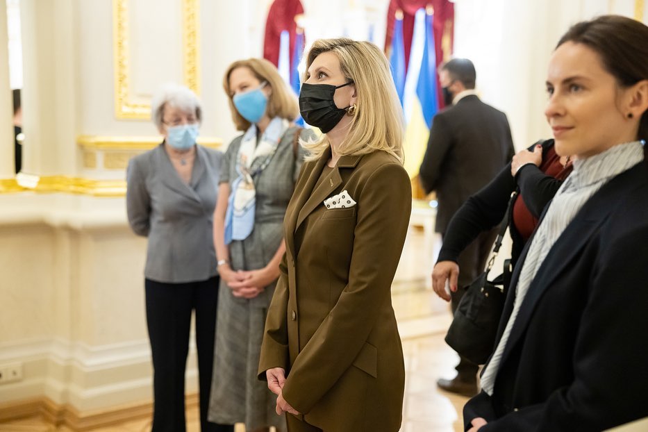 Лаконично и стильно: Елена Зеленская в модном брючном костюме покорила сеть