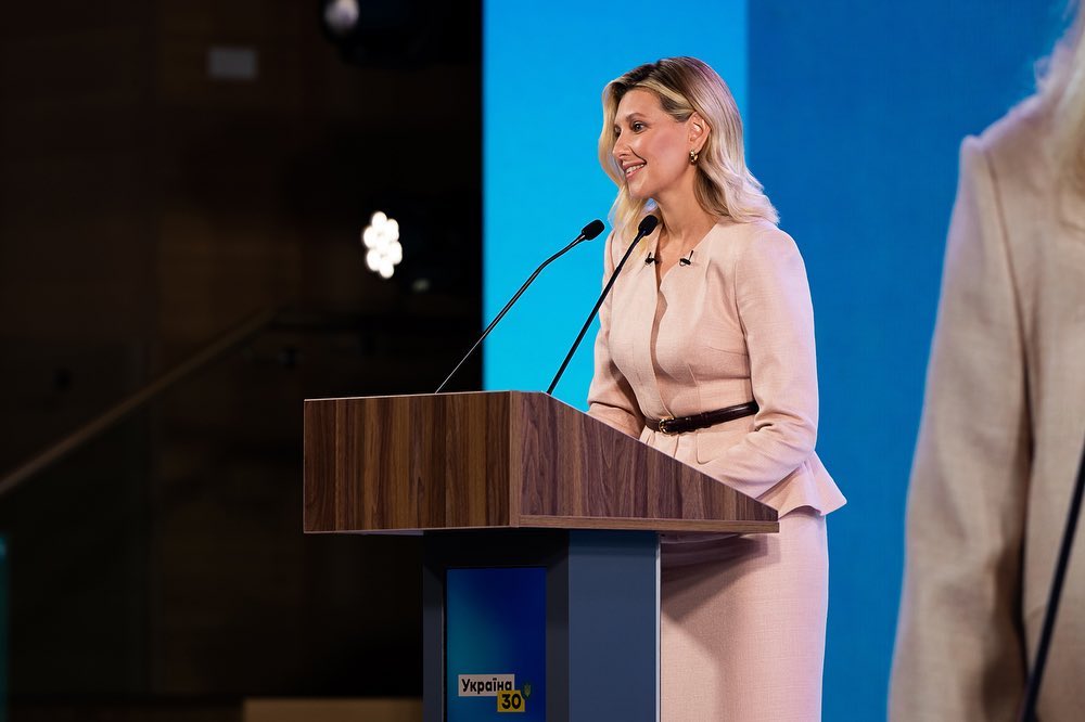 Взяти на замітку: Олена Зеленська вийшла в світ в костюмі наймоднішого відтінку
