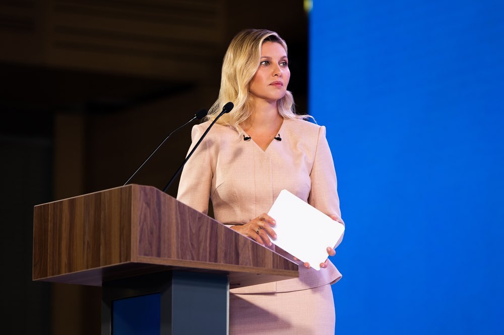 Взяти на замітку: Олена Зеленська вийшла в світ в костюмі наймоднішого відтінку