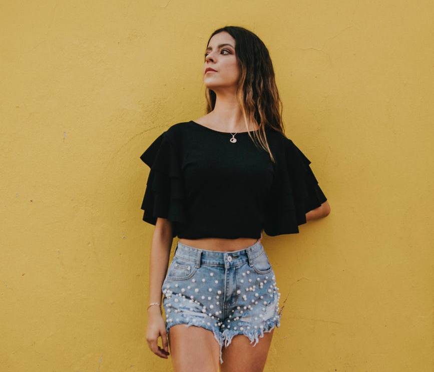 Рвані джинси і сорочка з декором: стиліст назвала речі, які більше не в тренді