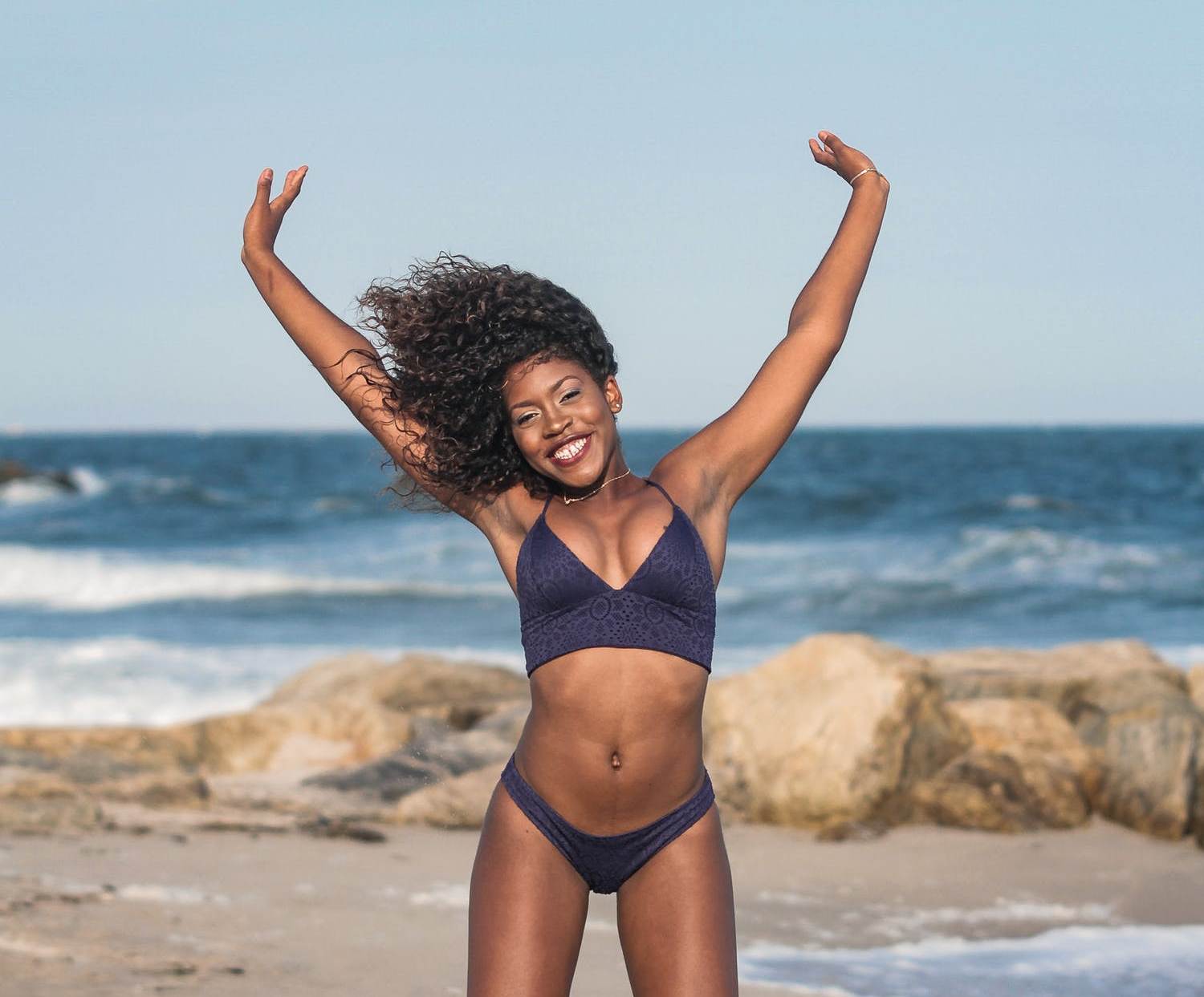 Светлый цвет полнит, мелкий принт - стройнит: советы стилиста, как выбрать купальник