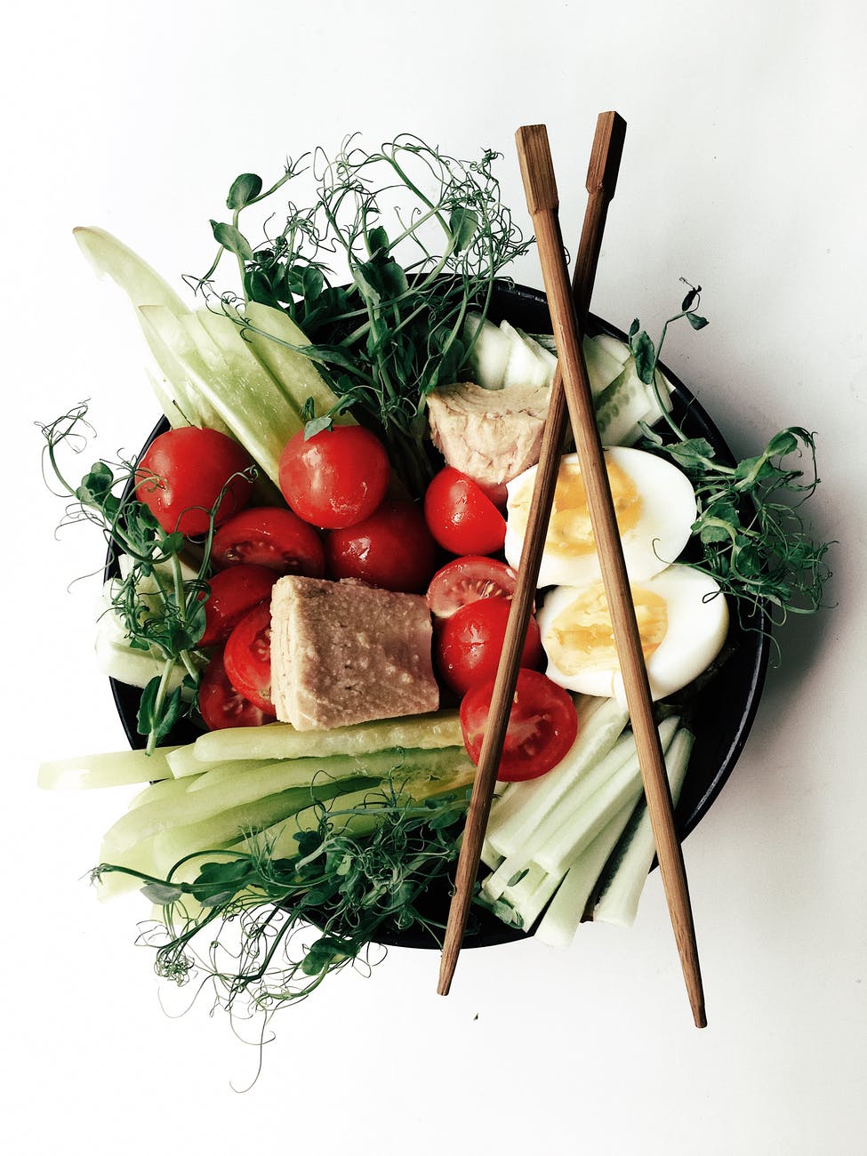 Больше зелени, меньше фруктов: нутрициолог рассказала, как питаться при отеках