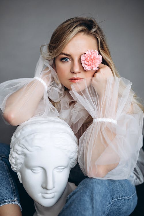 Крім чайних пакетиків: лікар дала дієві поради, як позбутися набряків під очима