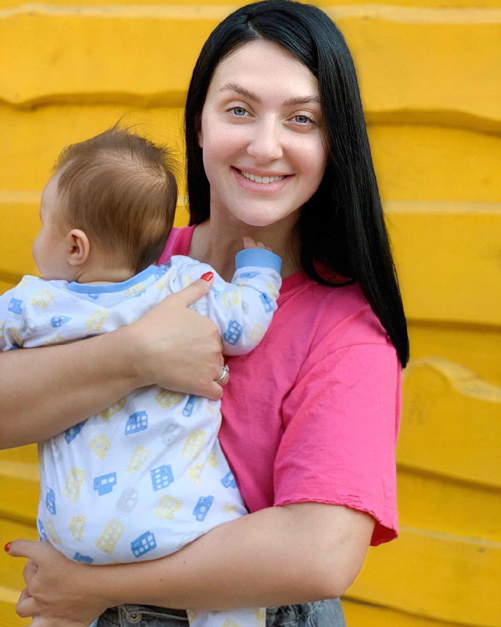 Маленьке диво: Сніжана Бабкіна розчулила святковим фото з синочком