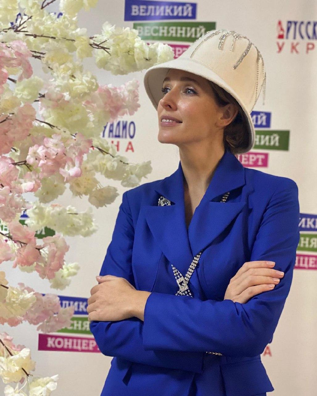 Катя Осадча захопила стильним луком у трендових кольорах цього сезону