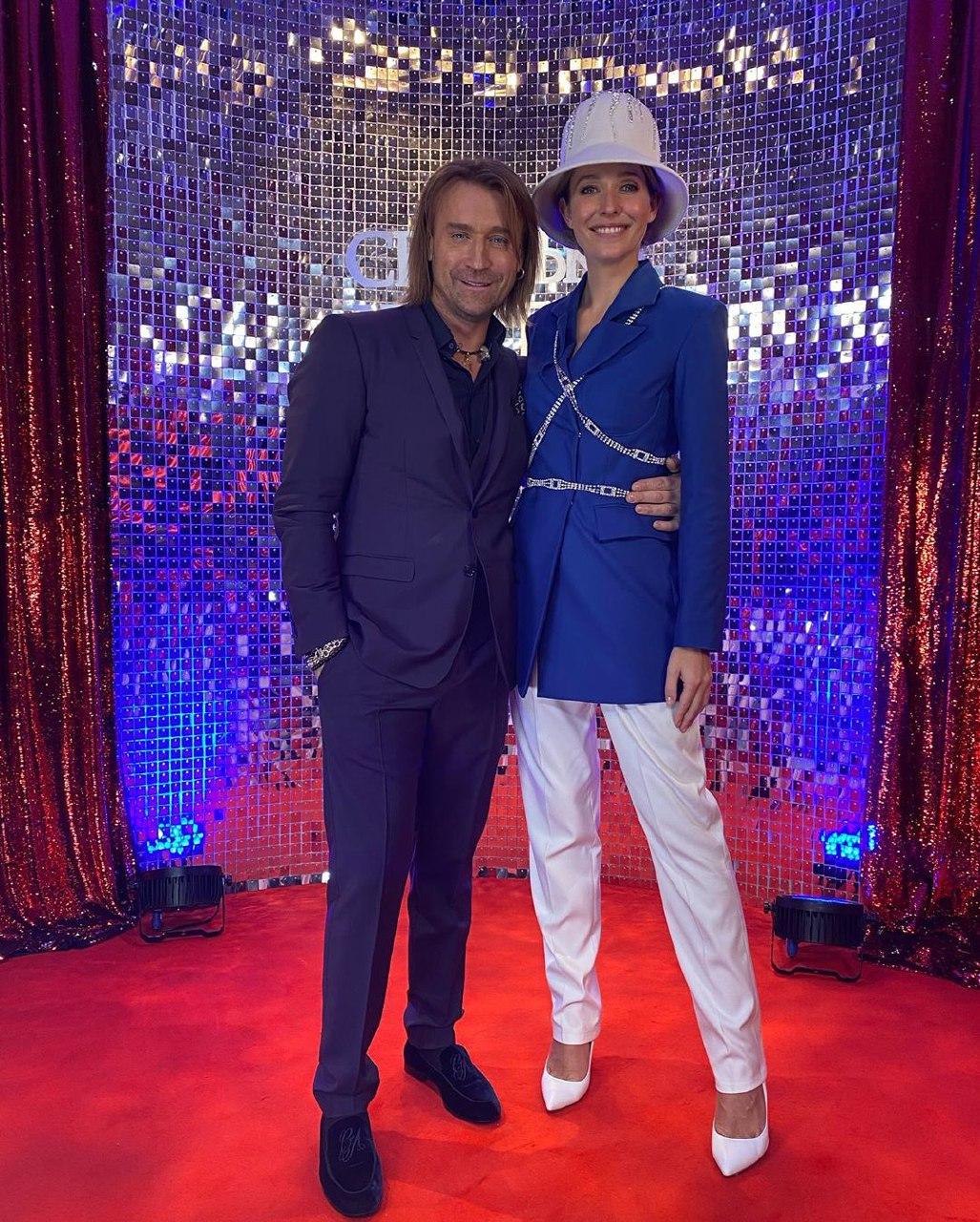 Катя Осадча захопила стильним луком у трендових кольорах цього сезону