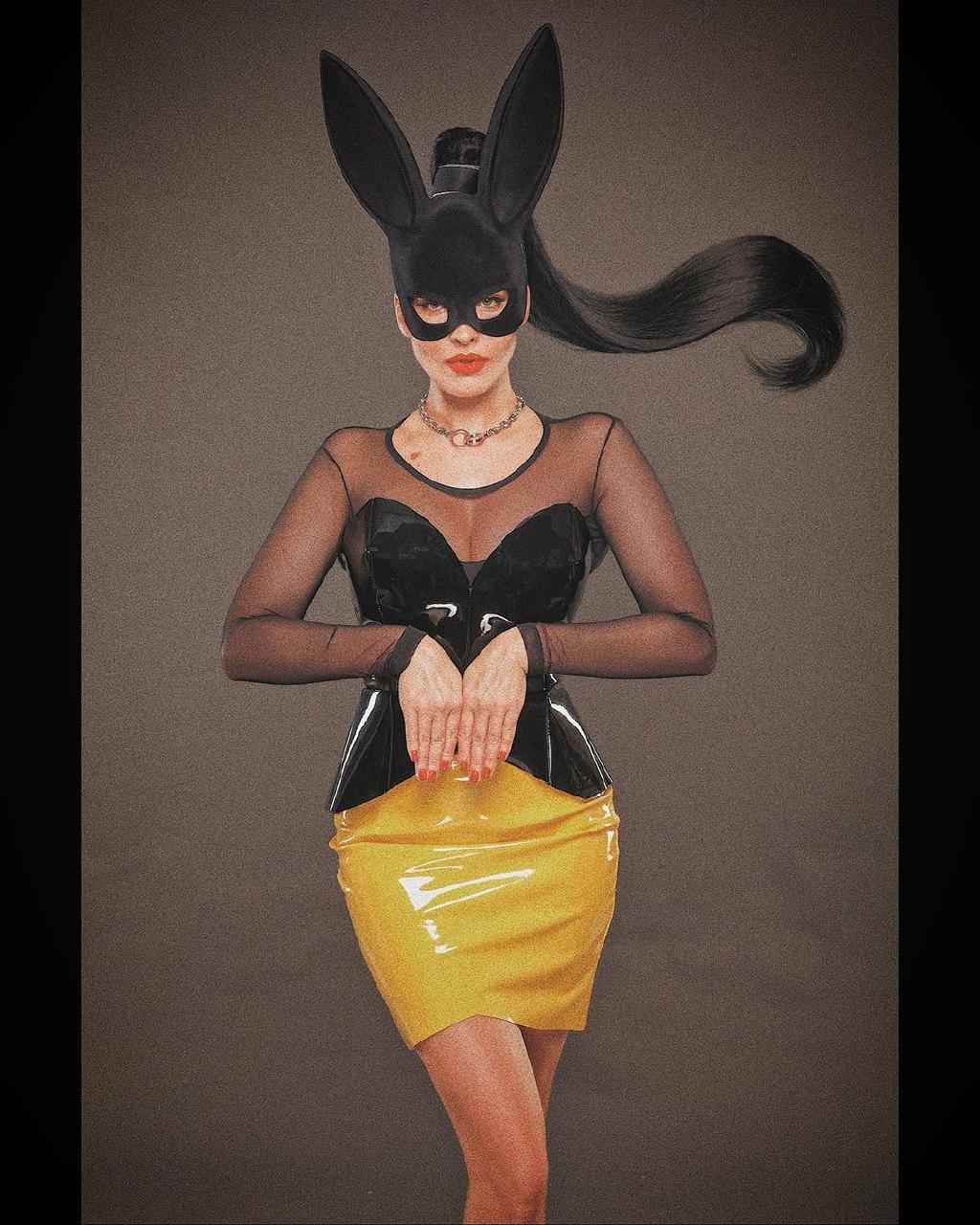 Латексная зайка: Даша Астафьева взбудоражила игривыми образами (фото)