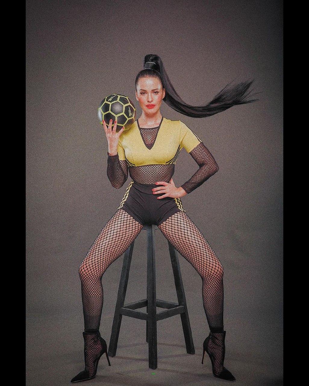 Латексная зайка: Даша Астафьева взбудоражила игривыми образами (фото)