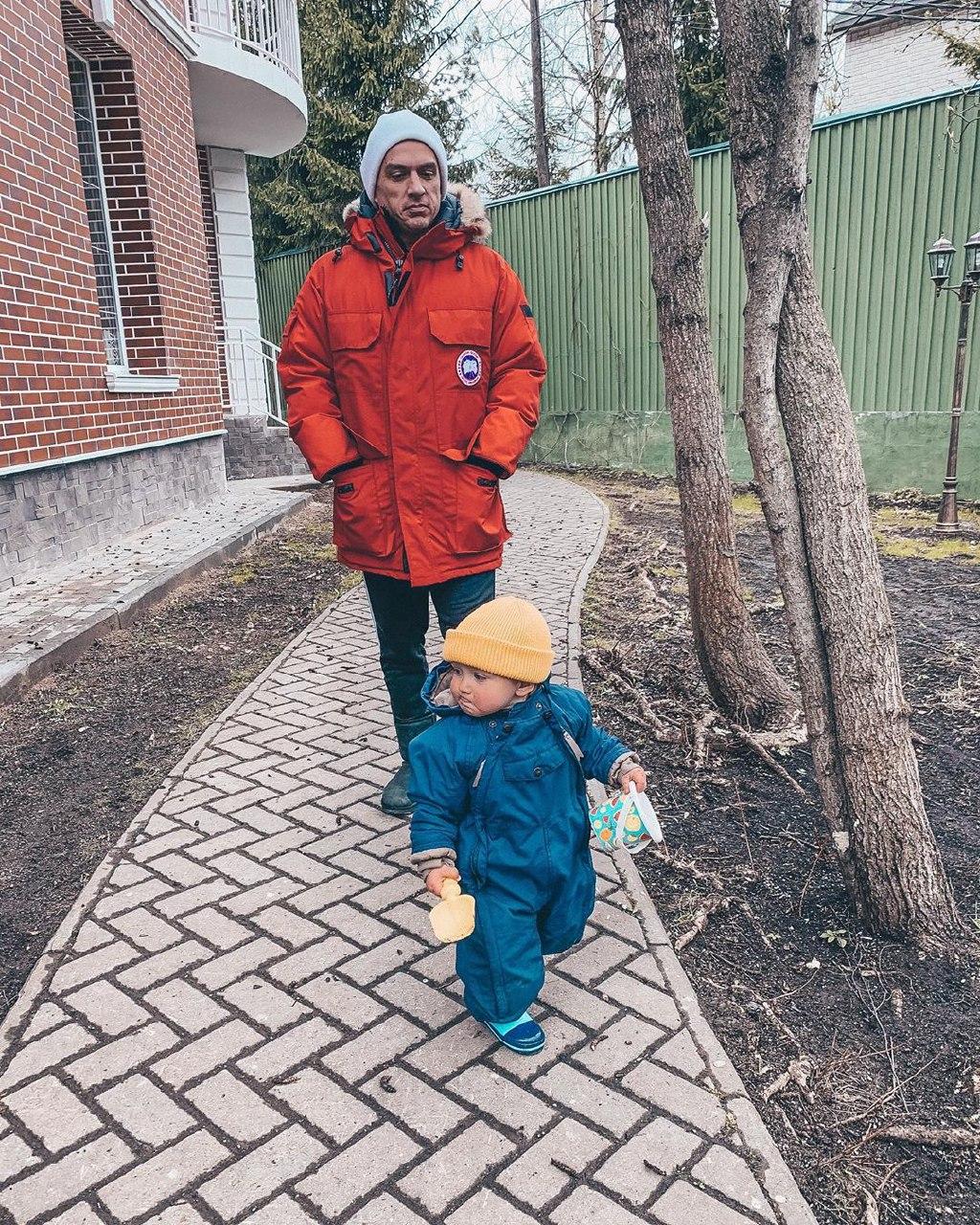 Настоящие джентельмены: Влад Топалов умилил загородной прогулкой с сыном