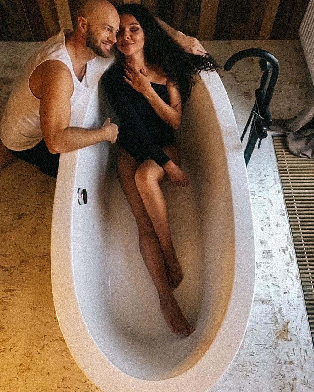 Сама ніжність: Влад Яма з дружиною влаштували чуттєвий фотосет у ванній