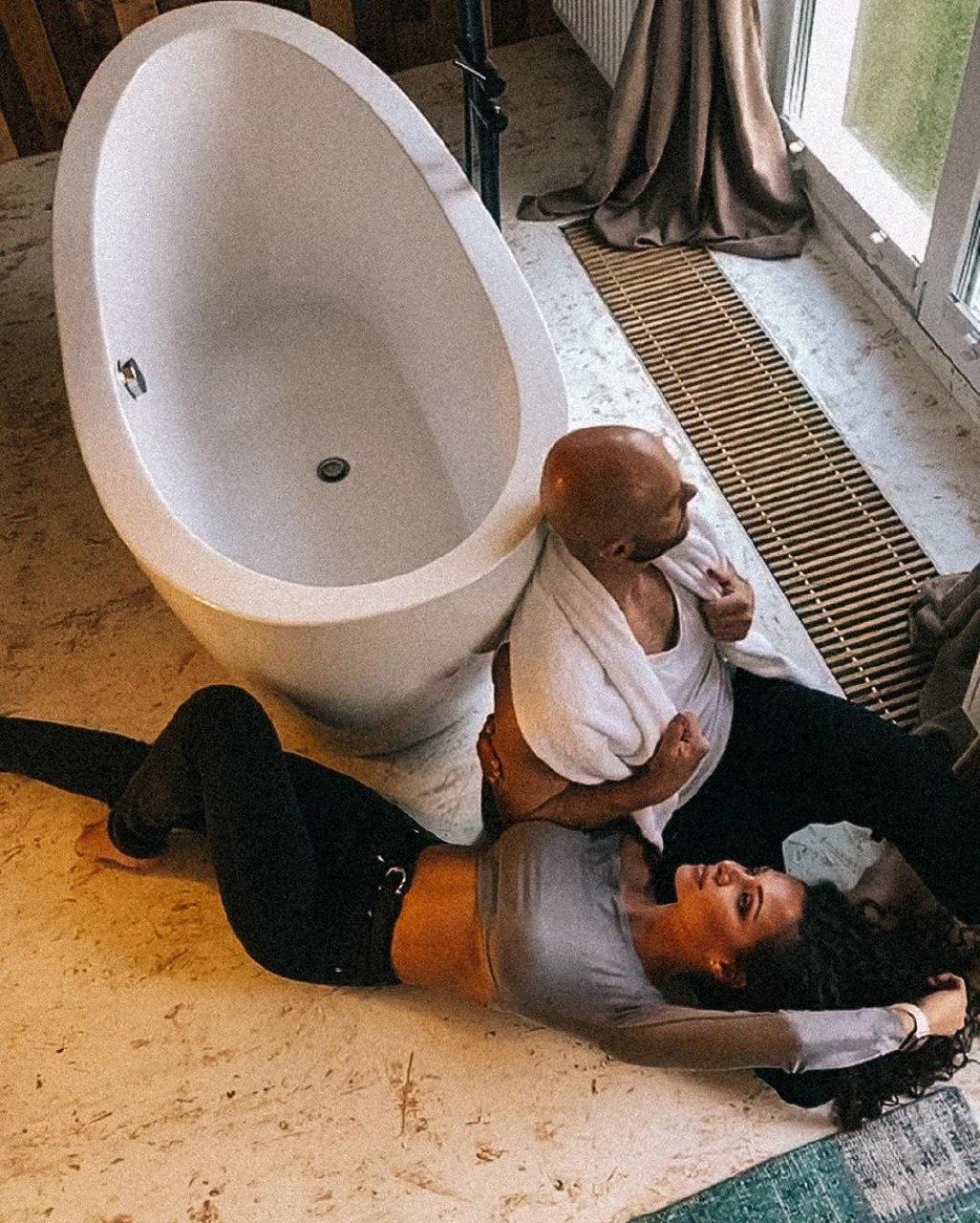 Сама ніжність: Влад Яма з дружиною влаштували чуттєвий фотосет у ванній