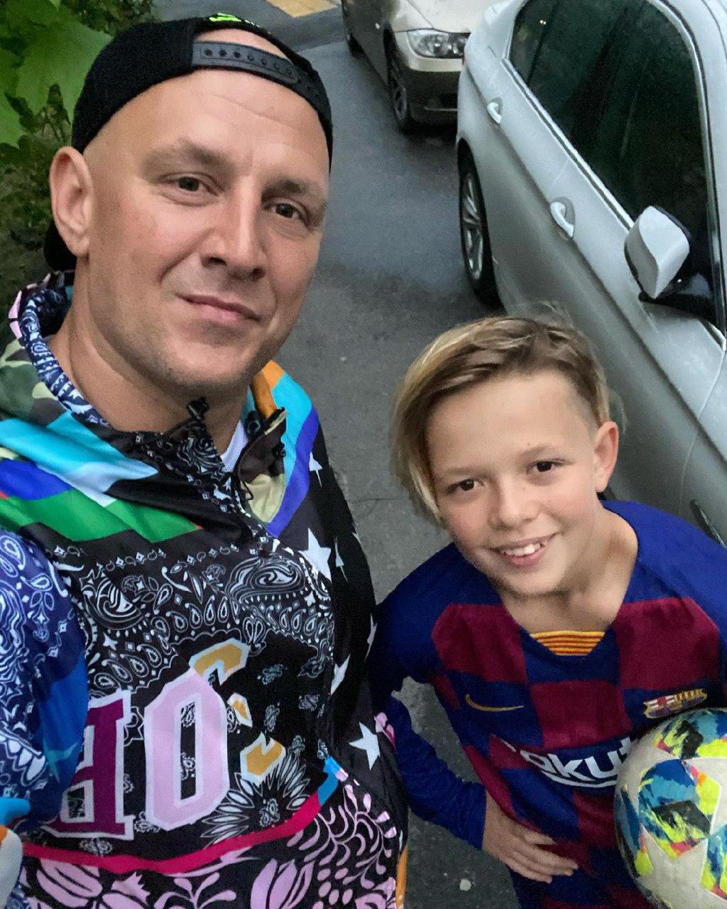 Спортивное фото Потапа с сыном на карантине вызвало споры в сети