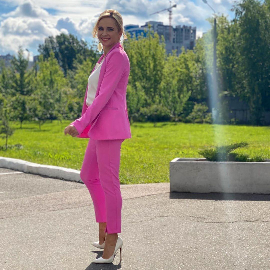 На роботу - як на свято: Лілія Ребрик покрасувалася в яскравому брючному костюмі