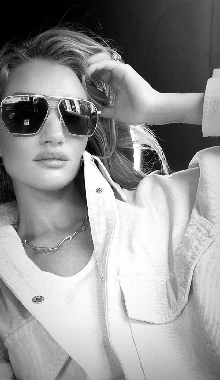 Стильно и комфортно: Роузи Хантингтон-Уайтли показала универсальный кэжуал-образ на осень