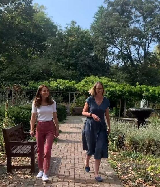 Замість суконь і воланів: Кейт Міддлтон підкреслила струнку фігуру лаконічним кежуал-вбранням