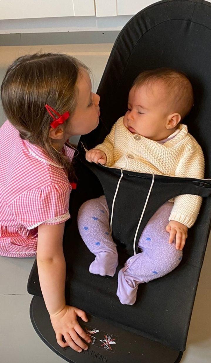 Само очарование: в сети появились первые фото младшего ребенка Джуда Лоу