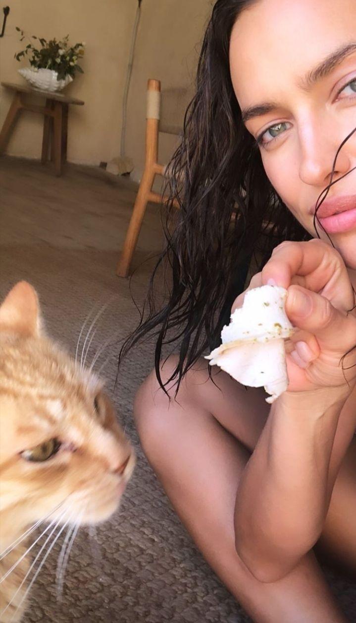 Вона взагалі реальна? Ірина Шейк без макіяжу і укладок вразила натуральною красою