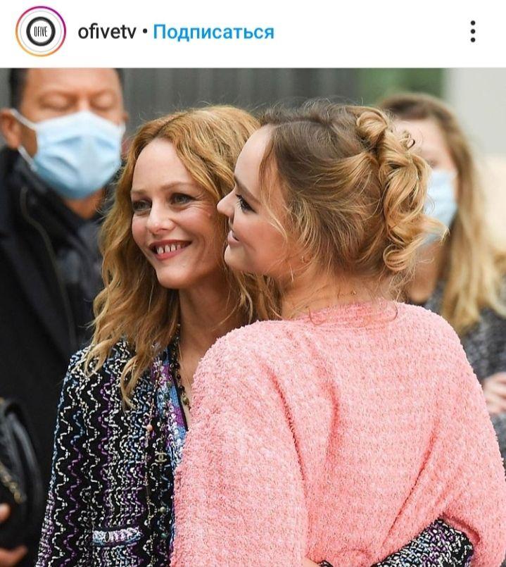 Немов подруги: 47-річна Ванесса Параді і 21-річна Лілі-Роуз Депп підкорили Париж стильними образами