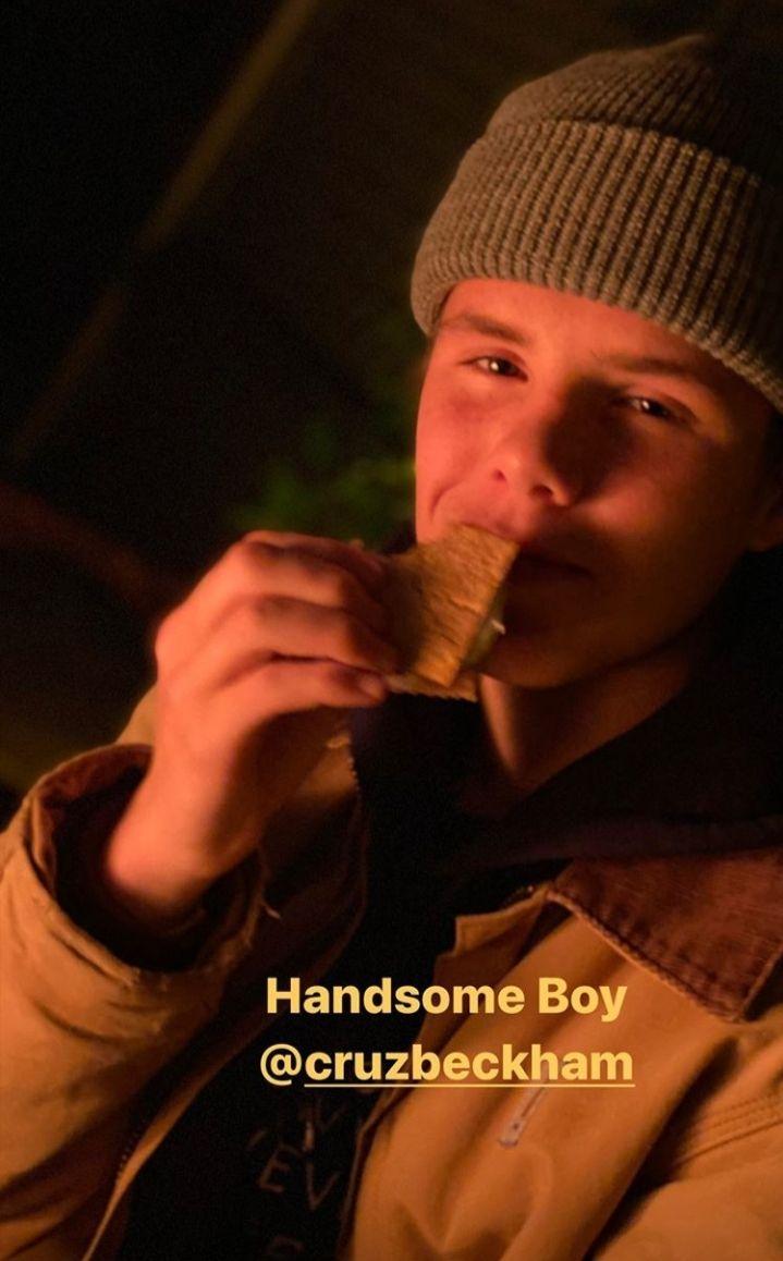 Семейная идиллия: Виктория Бекхэм показала, как весело спасается от холодов с мужем и детьми