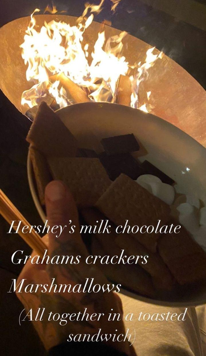 Семейная идиллия: Виктория Бекхэм показала, как весело спасается от холодов с мужем и детьми