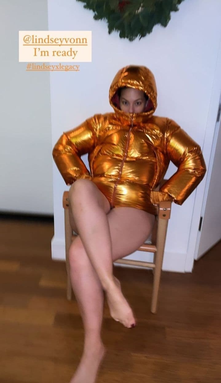 Уроки стиля: Хейли Бибер, Белла Хадид, Эмили Ратаковски и другие звезды учат носить пуховики