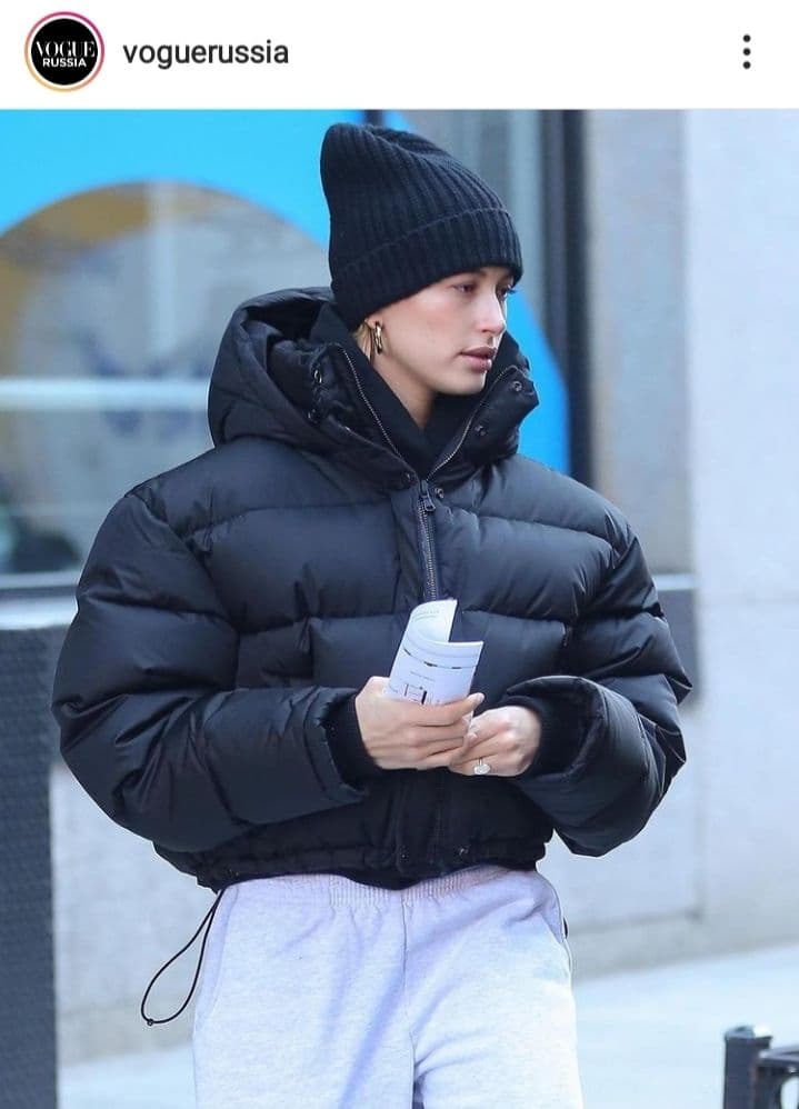 Уроки стиля: Хейли Бибер, Белла Хадид, Эмили Ратаковски и другие звезды учат носить пуховики